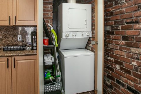 Condo in Miami, Florida, 2 bedrooms  № 2168409 - photo 19