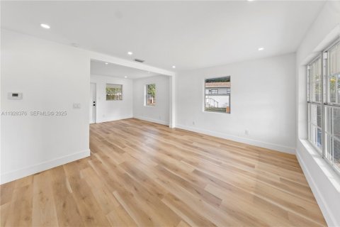 Купить виллу или дом в Халландейл-Бич, Флорида 2 спальни, 72.46м2, № 1986812 - фото 8