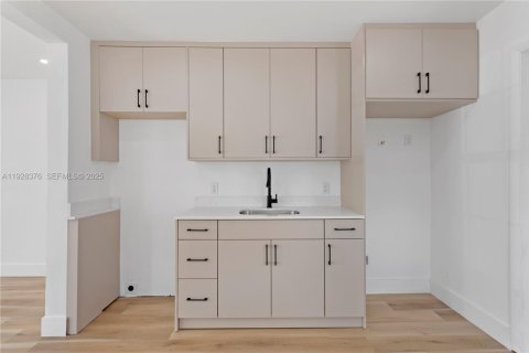 Купить виллу или дом в Халландейл-Бич, Флорида 2 спальни, 72.46м2, № 1986812 - фото 4