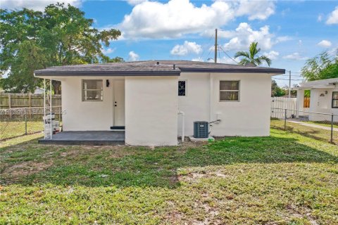 Купить виллу или дом в Халландейл-Бич, Флорида 2 спальни, 72.46м2, № 1986812 - фото 18