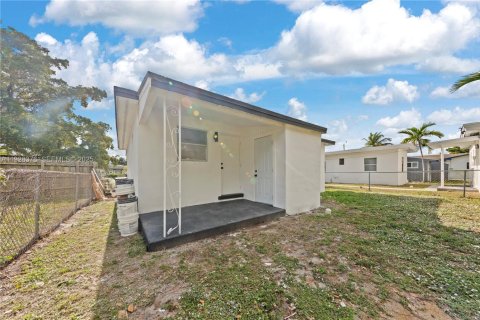 Купить виллу или дом в Халландейл-Бич, Флорида 2 спальни, 72.46м2, № 1986812 - фото 14