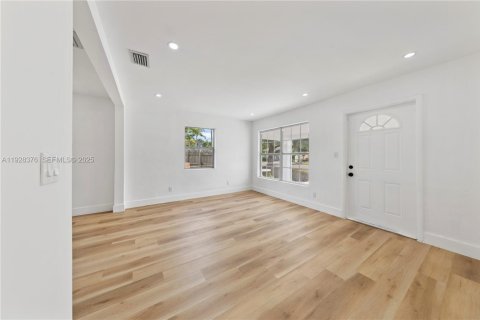 Купить виллу или дом в Халландейл-Бич, Флорида 2 спальни, 72.46м2, № 1986812 - фото 10