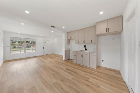 Купить виллу или дом в Халландейл-Бич, Флорида 2 спальни, 72.46м2, № 1986812 - фото 6