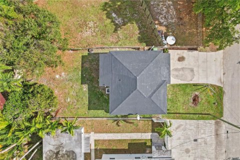 Купить виллу или дом в Халландейл-Бич, Флорида 2 спальни, 72.46м2, № 1986812 - фото 19