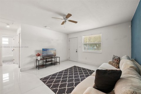 House in Miami, Florida 2 bedrooms, 121.7 sq.m. № 1929645 - photo 10