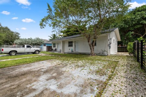 House in Miami, Florida 2 bedrooms, 121.7 sq.m. № 1929645 - photo 4
