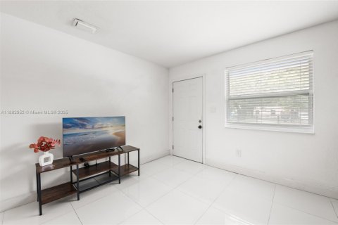 House in Miami, Florida 2 bedrooms, 121.7 sq.m. № 1929645 - photo 7