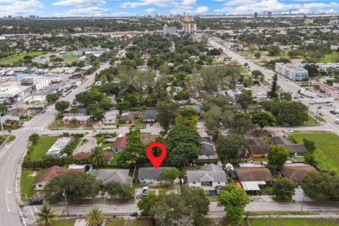 House in Miami, Florida 2 bedrooms, 121.7 sq.m. № 1929645 - photo 25