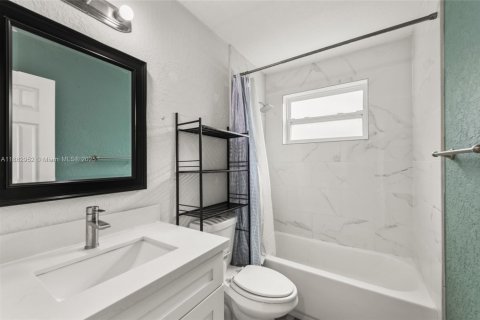 House in Miami, Florida 2 bedrooms, 121.7 sq.m. № 1929645 - photo 17