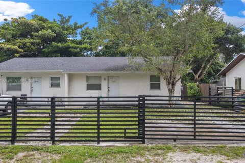 House in Miami, Florida 2 bedrooms, 121.7 sq.m. № 1929645 - photo 1