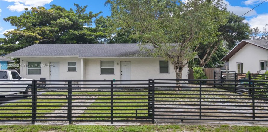 House in Miami, Florida 2 bedrooms, 121.7 sq.m. № 1929645