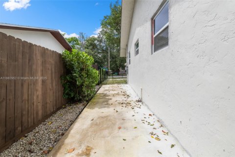 House in Miami, Florida 2 bedrooms, 121.7 sq.m. № 1929645 - photo 20