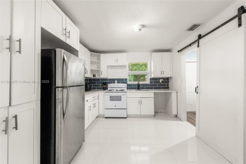 House in Miami, Florida 2 bedrooms, 121.7 sq.m. № 1929645 - photo 11