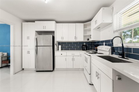 House in Miami, Florida 2 bedrooms, 121.7 sq.m. № 1929645 - photo 13