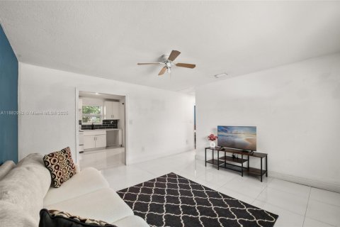 House in Miami, Florida 2 bedrooms, 121.7 sq.m. № 1929645 - photo 9