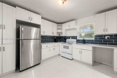 House in Miami, Florida 2 bedrooms, 121.7 sq.m. № 1929645 - photo 12