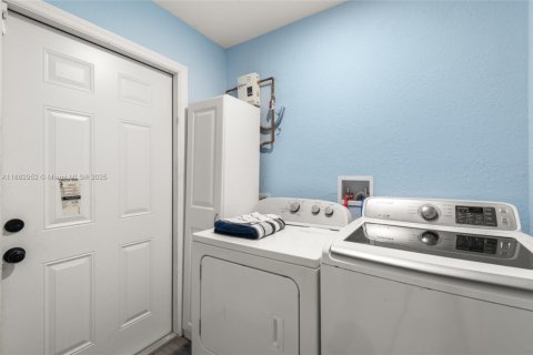 House in Miami, Florida 2 bedrooms, 121.7 sq.m. № 1929645 - photo 15