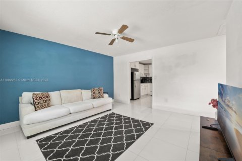 House in Miami, Florida 2 bedrooms, 121.7 sq.m. № 1929645 - photo 8