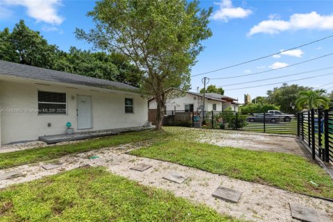 House in Miami, Florida 2 bedrooms, 121.7 sq.m. № 1929645 - photo 5