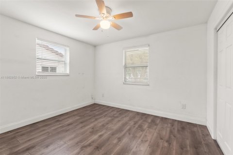 House in Miami, Florida 2 bedrooms, 121.7 sq.m. № 1929645 - photo 14
