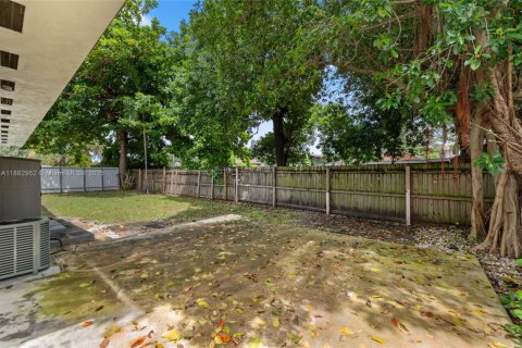 House in Miami, Florida 2 bedrooms, 121.7 sq.m. № 1929645 - photo 21