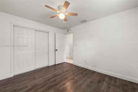 House in Miami, Florida 2 bedrooms, 121.7 sq.m. № 1929645 - photo 16
