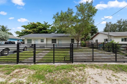 House in Miami, Florida 2 bedrooms, 121.7 sq.m. № 1929645 - photo 2