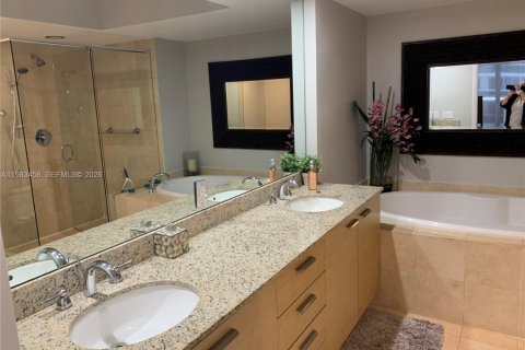 Condo in Hallandale Beach, Florida, 2 bedrooms  № 2052967 - photo 14