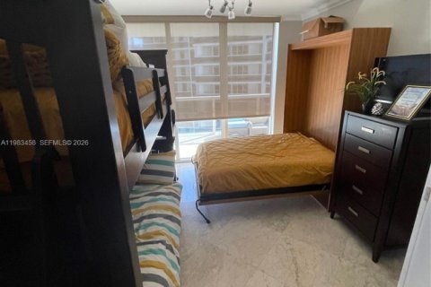 Condo in Hallandale Beach, Florida, 2 bedrooms  № 2052967 - photo 16