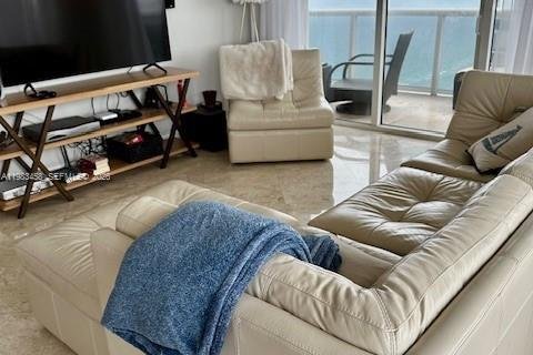 Condo in Hallandale Beach, Florida, 2 bedrooms  № 2052967 - photo 2