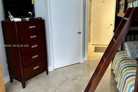 Condo in Hallandale Beach, Florida, 2 bedrooms  № 2052967 - photo 17