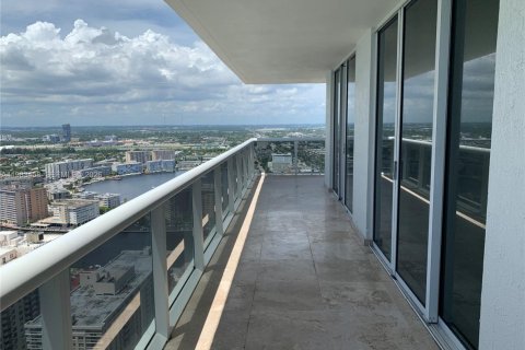 Condo in Hallandale Beach, Florida, 2 bedrooms  № 2052967 - photo 25