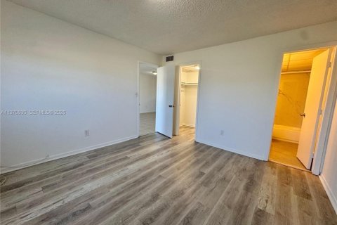 Снять в аренду кондоминиум в Майами-Гарденс, Флорида 2 спальни, 84.82м2, № 2031319 - фото 9