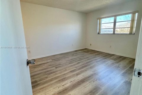 Снять в аренду кондоминиум в Майами-Гарденс, Флорида 2 спальни, 84.82м2, № 2031319 - фото 12