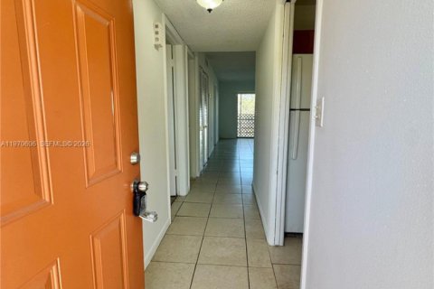 Снять в аренду кондоминиум в Майами-Гарденс, Флорида 2 спальни, 84.82м2, № 2031319 - фото 2