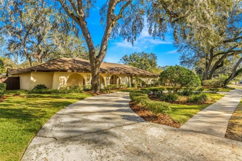 House in Temple Terrace, Florida 5 bedrooms, 325.72 sq.m. № 1544226 - photo 3