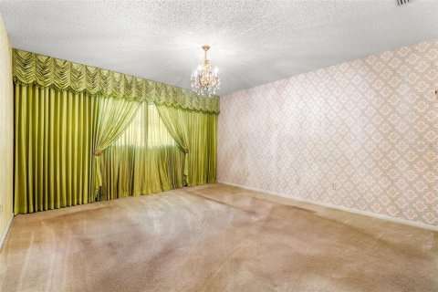 House in Temple Terrace, Florida 5 bedrooms, 325.72 sq.m. № 1544226 - photo 23