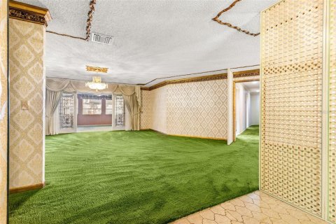 House in Temple Terrace, Florida 5 bedrooms, 325.72 sq.m. № 1544226 - photo 8