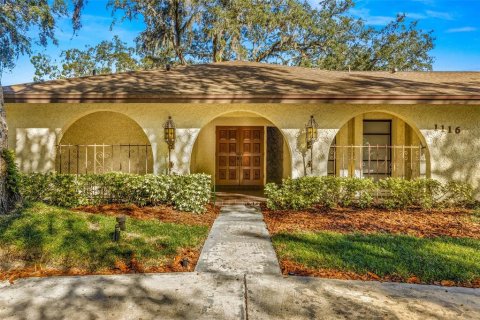House in Temple Terrace, Florida 5 bedrooms, 325.72 sq.m. № 1544226 - photo 1