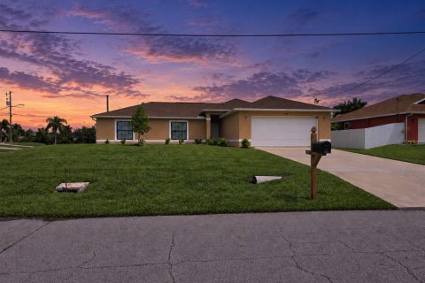 Villa ou maison à vendre à Cape Coral, Floride: 3 chambres, 139.54 m2 № 2405519 - photo 2