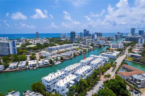 Condo in Miami Beach, Florida, 3 bedrooms  № 1594119 - photo 2