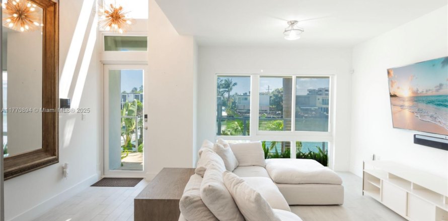 Condo in Miami Beach, Florida, 3 bedrooms  № 1594119