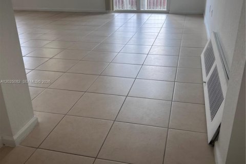 Touwnhouse à louer à Doral, Floride: 3 chambres, 116.69 m2 № 2077726 - photo 7