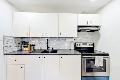 Villa ou maison à vendre à Pompano Beach, Floride: 2 chambres, 78.87 m2 № 2181604 - photo 15