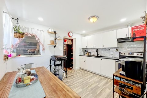 Villa ou maison à vendre à Pompano Beach, Floride: 2 chambres, 78.87 m2 № 2181604 - photo 7