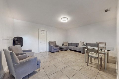 House in Miami Gardens, Florida 3 bedrooms, 157 sq.m. № 1892291 - photo 16