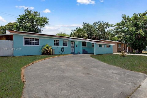 House in Miami Gardens, Florida 3 bedrooms, 157 sq.m. № 1892291 - photo 2