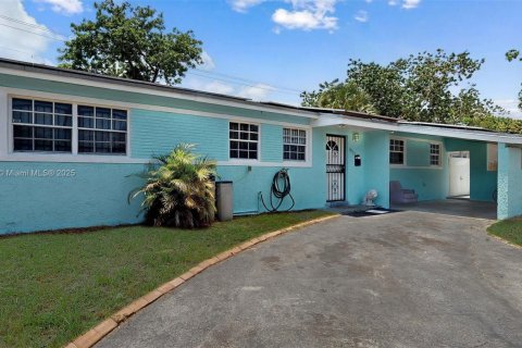 House in Miami Gardens, Florida 3 bedrooms, 157 sq.m. № 1892291 - photo 1