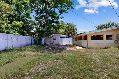 House in Miami Gardens, Florida 3 bedrooms, 157 sq.m. № 1892291 - photo 29