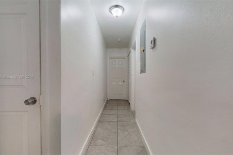 House in Miami Gardens, Florida 3 bedrooms, 157 sq.m. № 1892291 - photo 18
